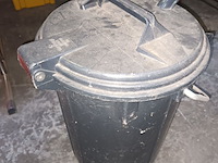 Lot 371 - zwarte vuilnisbak - afbeelding 2 van  3