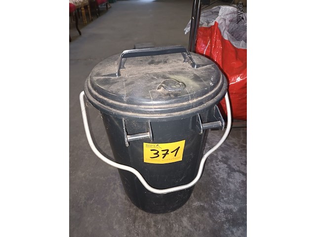 Lot 371 - zwarte vuilnisbak - afbeelding 3 van  3