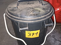 Lot 371 - zwarte vuilnisbak - afbeelding 3 van  3