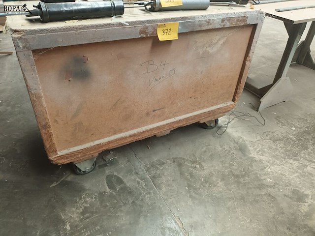Lot 372 - houten werkbank op wielen - afbeelding 1 van  3
