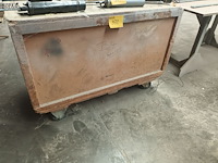 Lot 372 - houten werkbank op wielen - afbeelding 1 van  3