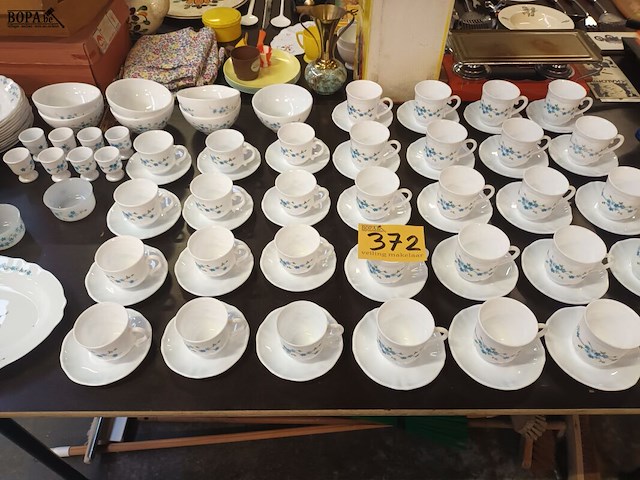 Lot 372 - servies arcopal myositis. 114 stuks - afbeelding 1 van  6