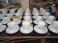 Lot 372 - servies arcopal myositis. 114 stuks - afbeelding 2 van  6