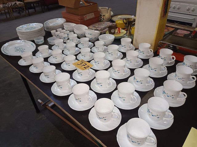 Lot 372 - servies arcopal myositis. 114 stuks - afbeelding 6 van  6