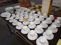 Lot 372 - servies arcopal myositis. 114 stuks - afbeelding 6 van  6