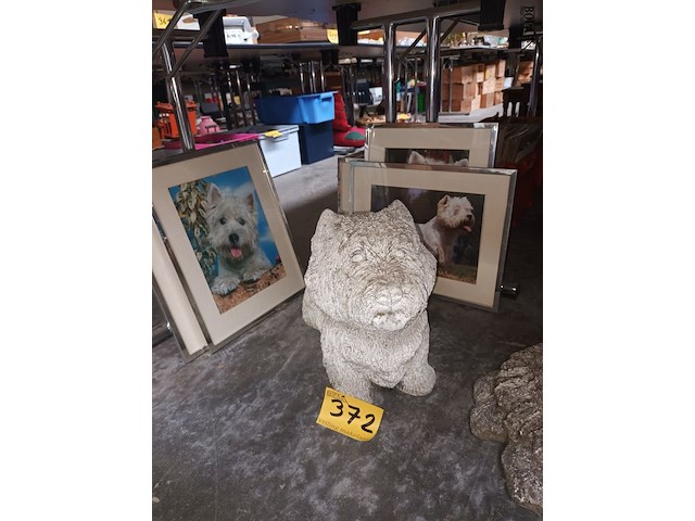 Lot 372 - tuinbeeld en kaders hondje - afbeelding 1 van  5
