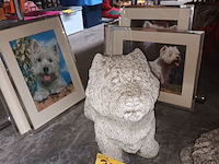 Lot 372 - tuinbeeld en kaders hondje - afbeelding 1 van  5