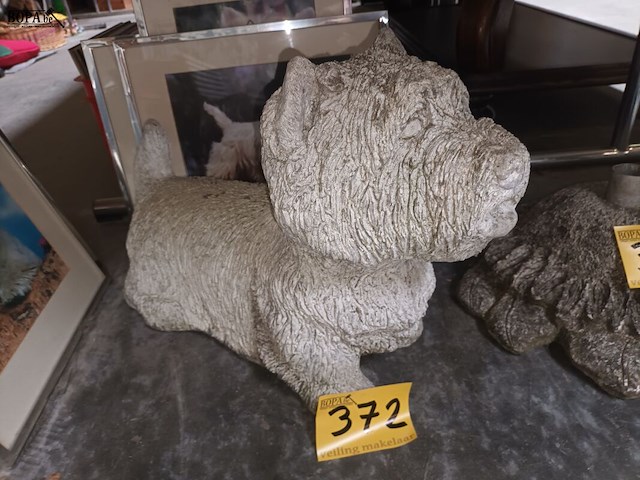Lot 372 - tuinbeeld en kaders hondje - afbeelding 2 van  5