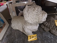 Lot 372 - tuinbeeld en kaders hondje - afbeelding 2 van  5