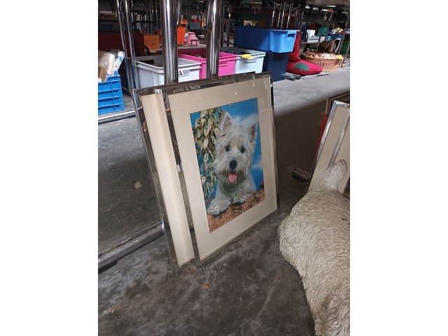 Lot 372 - tuinbeeld en kaders hondje - afbeelding 3 van  5