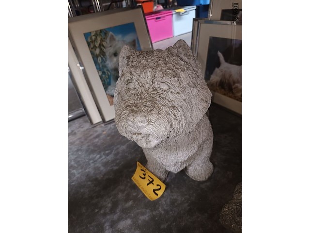 Lot 372 - tuinbeeld en kaders hondje - afbeelding 5 van  5
