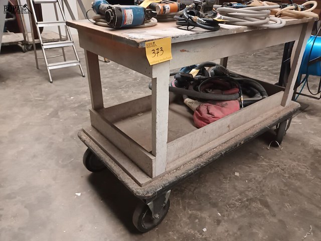 Lot 373 - houten werkbank op wielen - afbeelding 1 van  2