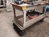 Lot 373 - houten werkbank op wielen - afbeelding 1 van  2