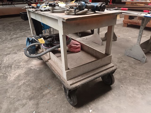 Lot 373 - houten werkbank op wielen - afbeelding 2 van  2