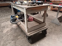 Lot 373 - houten werkbank op wielen - afbeelding 2 van  2
