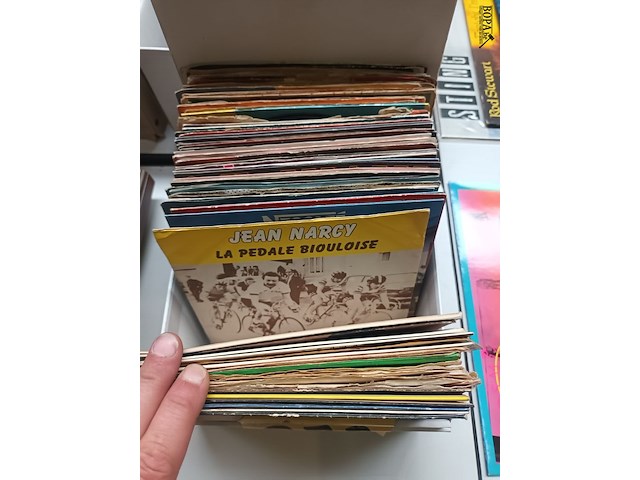 Lot 373 - singles. 60 stuks - afbeelding 2 van  4