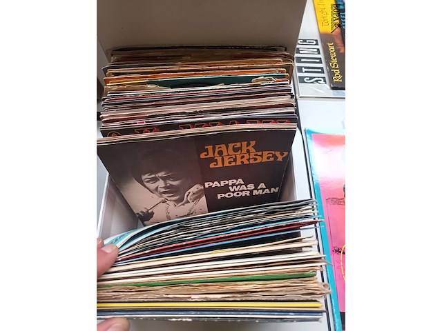 Lot 373 - singles. 60 stuks - afbeelding 3 van  4