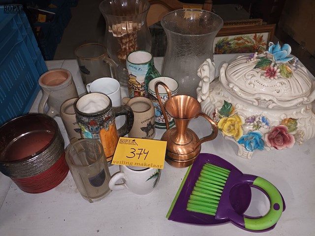 Lot 374 - bierpotten en decoratie. 16 stuks - afbeelding 1 van  4