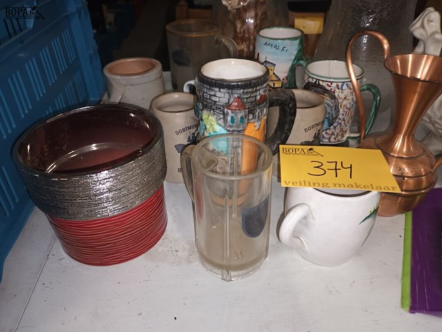 Lot 374 - bierpotten en decoratie. 16 stuks - afbeelding 2 van  4