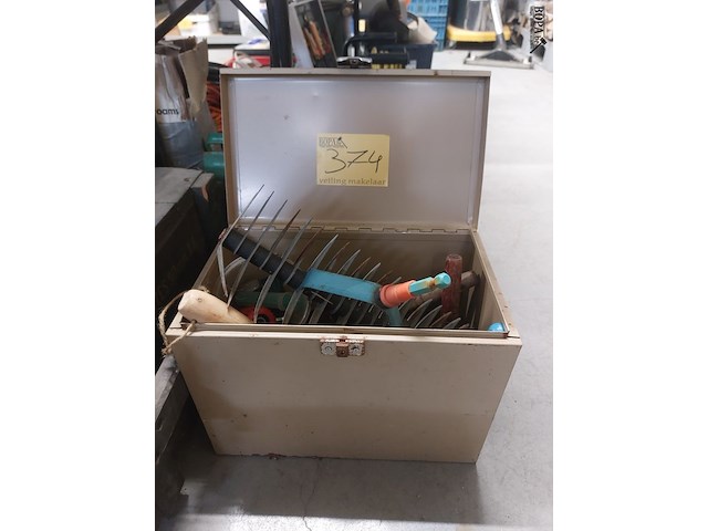 Lot 374 - metalen kist met tuingereedschap - afbeelding 1 van  2