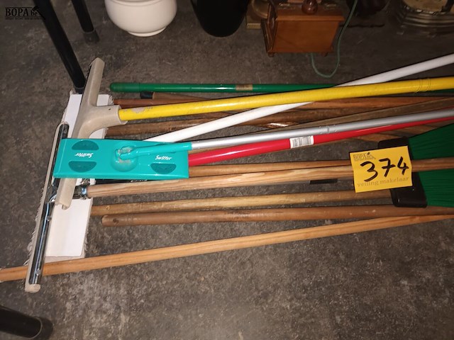 Lot 374 - poetsmateriaal. 15 stuks - afbeelding 2 van  3