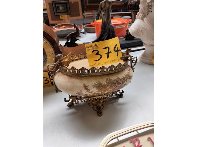 Lot 374 - sierschaal met koperwerk - afbeelding 1 van  5