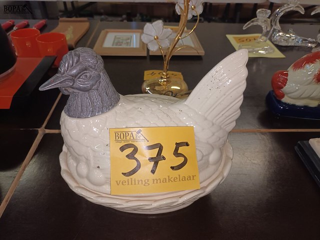 Lot 375 - dekselpot in de vorm van een vogel - afbeelding 1 van  3