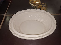 Lot 375 - dekselpot in de vorm van een vogel - afbeelding 2 van  3