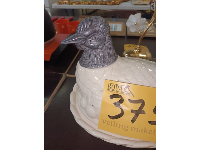 Lot 375 - dekselpot in de vorm van een vogel - afbeelding 3 van  3