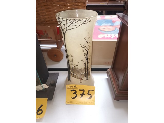 Lot 375 - glazen vaas met sneeuwlandschap - afbeelding 1 van  3