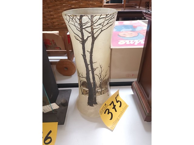 Lot 375 - glazen vaas met sneeuwlandschap - afbeelding 2 van  3