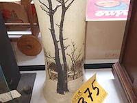 Lot 375 - glazen vaas met sneeuwlandschap - afbeelding 2 van  3