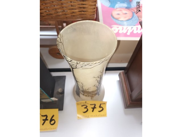 Lot 375 - glazen vaas met sneeuwlandschap - afbeelding 3 van  3