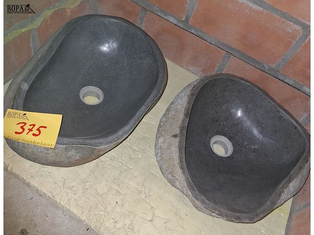 Lot 375 - stenen lavabo’s. 2 stuks - afbeelding 1 van  1