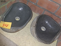 Lot 375 - stenen lavabo’s. 2 stuks - afbeelding 1 van  1