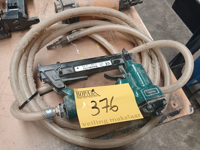 Lot 376 - pneumatische tacker - afbeelding 1 van  4