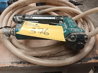 Lot 376 - pneumatische tacker - afbeelding 2 van  4