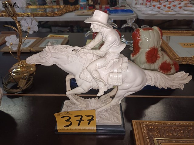 Lot 377 - beeld ruiter te paard - afbeelding 1 van  3