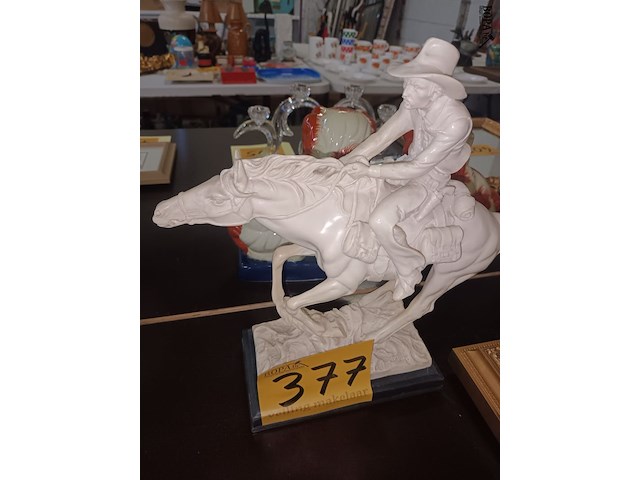 Lot 377 - beeld ruiter te paard - afbeelding 2 van  3