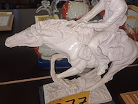 Lot 377 - beeld ruiter te paard - afbeelding 2 van  3