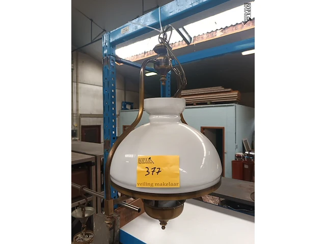 Lot 377 - opaline luchter - afbeelding 1 van  2