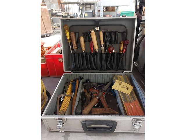 Lot 378 - aluminium koffer met gereedschap - afbeelding 1 van  2