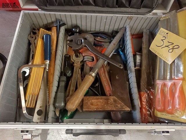 Lot 378 - aluminium koffer met gereedschap - afbeelding 2 van  2