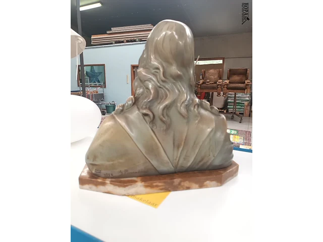 Lot 378 - christusbeeld op marmeren voet - afbeelding 4 van  6