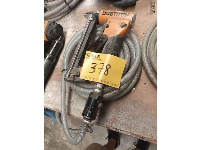 Lot 378 - pneumatische tacker - afbeelding 1 van  3
