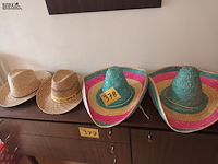 Lot 378 - rieten hoeden. 4 stuks - afbeelding 1 van  4