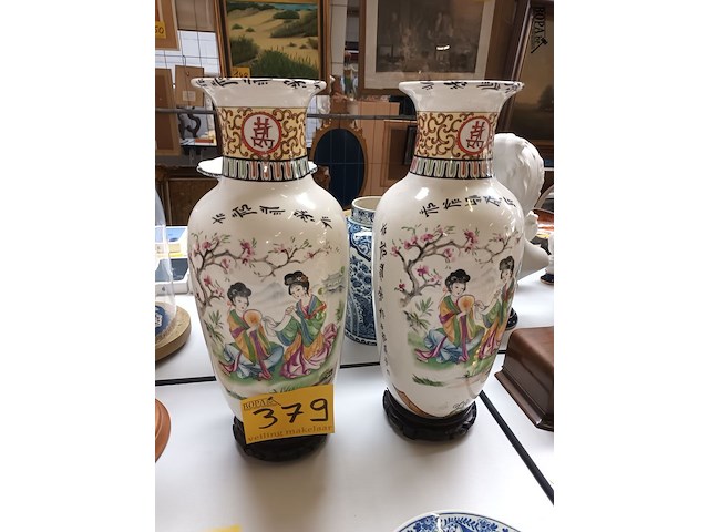 Lot 379 - koppel chinese vazen op sokkel - afbeelding 1 van  4