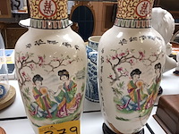 Lot 379 - koppel chinese vazen op sokkel - afbeelding 1 van  4