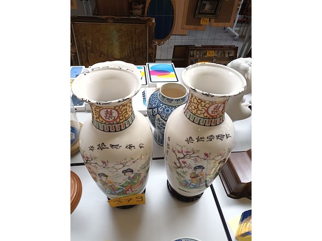 Lot 379 - koppel chinese vazen op sokkel - afbeelding 2 van  4