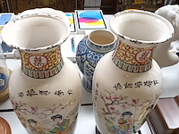 Lot 379 - koppel chinese vazen op sokkel - afbeelding 2 van  4